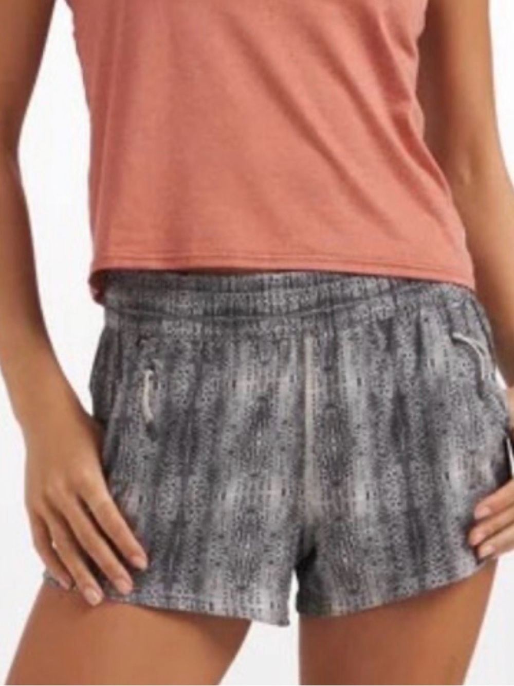 83. Vuori Dash Shorts in Dune snake- Zip Pockets